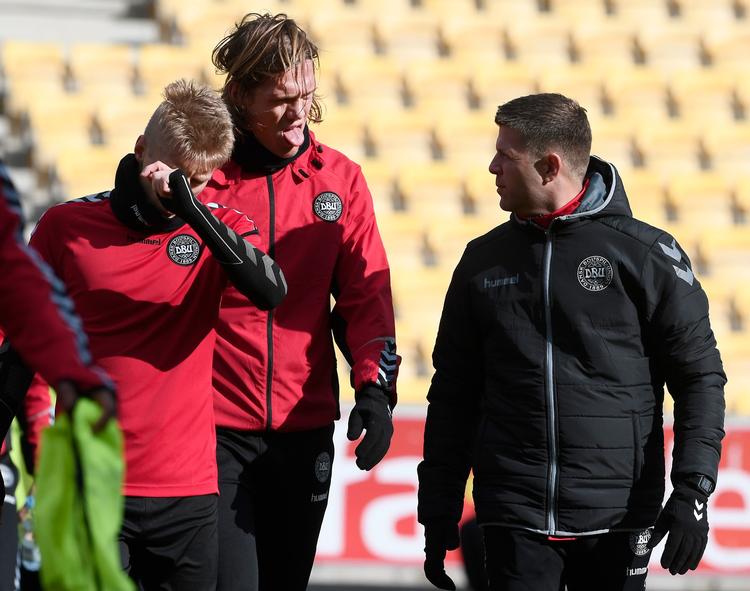 Jannik Vestergaard (midten)
og Daniel Wass (tv.) måtte arbejde hårdt
til træning i går med assistent Jon Dahl
Tomasson. I dag foregår træningen i
München. 