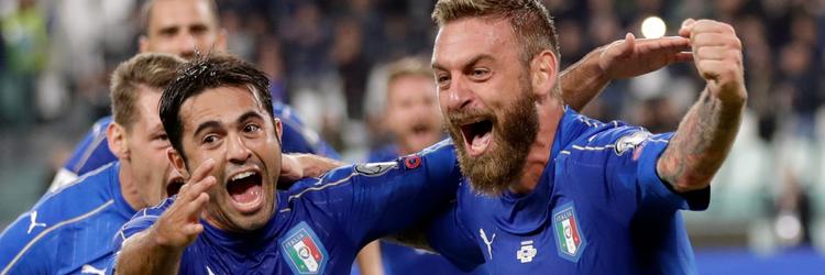 Den italienske anfører Daniele De Rossi (th.) jubler over over endnu et mål i VM-kvalifikationen. Holdet har ikke tabt i 54 kvalkampe til EM og VM i træk. I aften gælder det Albanien på hjemmebane i Palermo. 
