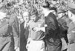 Den italienske angriber Giorgio Ferrini nægtede i kampen mod Chile ved VM 1962 at forlade banen på dommeren Ken Astons (forrest) kommando. Og så måtte politibetjente fra Santiago hjælpe ham. 