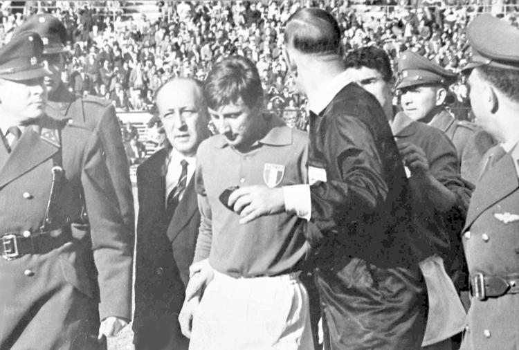 Den italienske angriber Giorgio Ferrini nægtede i kampen mod Chile ved VM 1962 at forlade banen på dommeren Ken Astons (forrest) kommando. Og så måtte politibetjente fra Santiago hjælpe ham. 