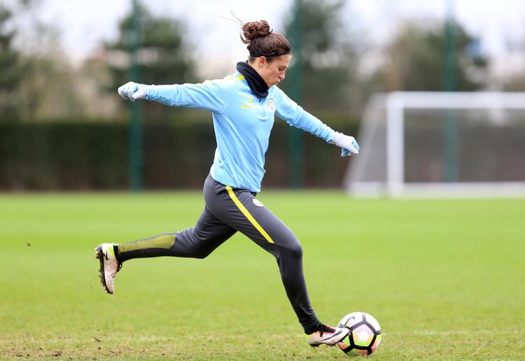 Det er en vigtig kamp, som nordjyske Fortuna Hjørring i aften spiller imod Manchester City. Det engelske hold har netop skrevet kontrakt med Carli Lloyd, der de sidste to år er blevet kåret til årets kvindelige spiller af Fifa.  
