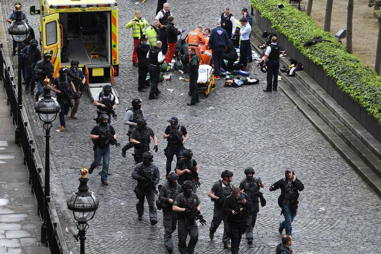 Kort efter en mand dræbte tre og sårede 20, vrimlede det med tungt bevæbnet anti-terrorpoliti på området omkring og inden i det britiske parlament. 