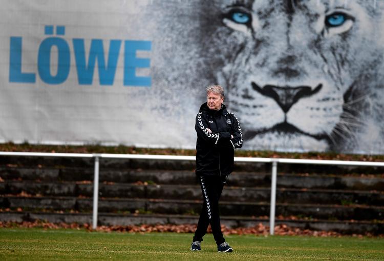 Åge Hareide er udmærket klar over, hvad han gør, når han lader forstå, at aftalen med DBU er forlænget til 2020. 