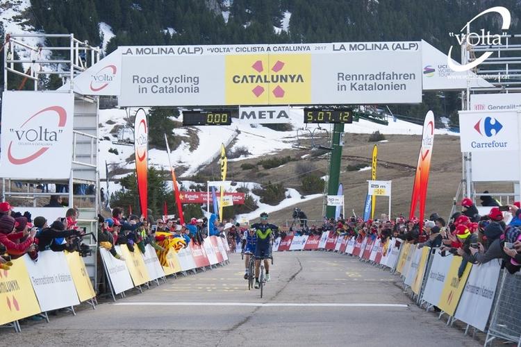 Efter en bevæget dag får Alejandro Valverde en flot revanche ved at besejre Dan Martin, da de to kommer sammen til mål. Foto: Namuss Films. 