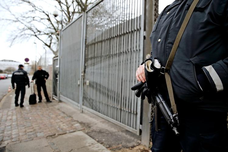 Flertal vil lade militær overtage politiets bevogtning