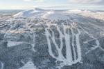 Set på afstand ligner Trysil bare en knold midt i et relativt fladt landskab med masser af grantræer. Og så kan man ellers forlyste sig med at køre ned ad denne knold på forskellige måder. 
