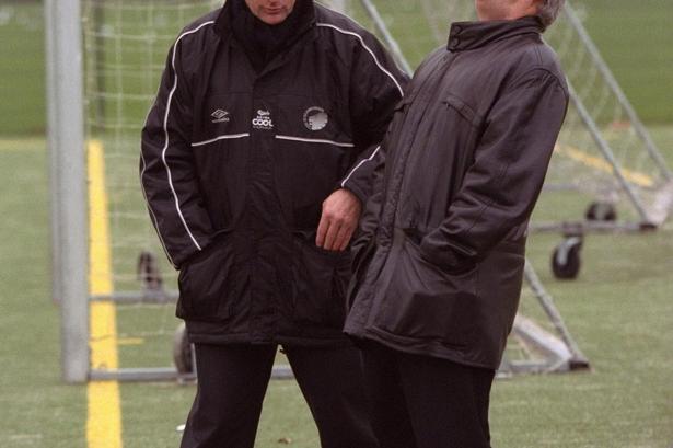 ... var tilskuer ved FCK's første træning på  kunstgræsbane ved KB Hallen i det nye årtusinde. Her sammen med klubbens sportsdirektør, Niels-Christian Holmstrøm. 
