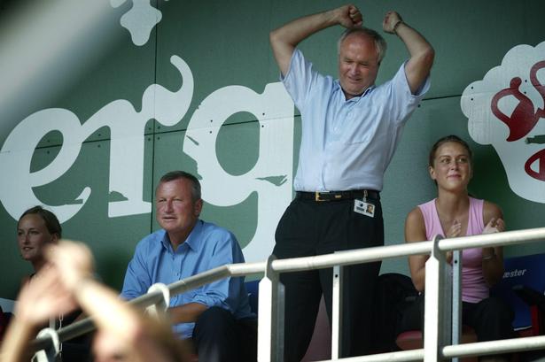 ... i 2002 havde tidligere Farum-borgmester Peter Brixtofte ved sin side i VIP-logen til 2-1-kampen mellem FC København og Farum. 