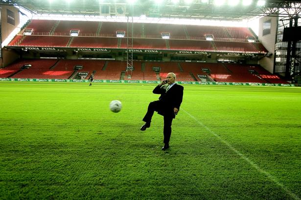 ... spillede bold og talte i mobiltelefon inden Champions League-kampen mod Beitar Jerusalem fra Israel i 2007.  