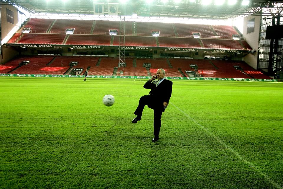 ... spillede bold og talte i mobiltelefon inden Champions League-kampen mod Beitar Jerusalem fra Israel i 2007.  