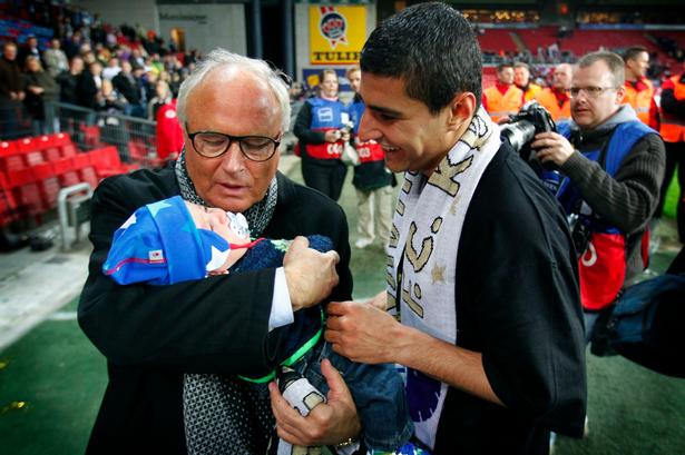 ... heppede på hjemmeholdet til en superligakamp i Parken mellem FCK og HB Køge i 2010, der endte med en sejr til Don Ø's drenge. Her sammen med FCK-spilleren Ailton Almeida i et personligt øjeblik. 