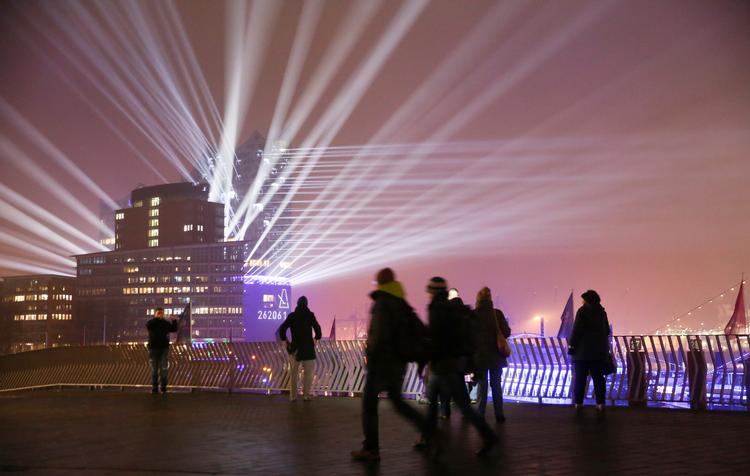 Ved åbningen i januar lyste Elbphilharmonie op i vinternatten. Nu kommer politiet på besøg. 