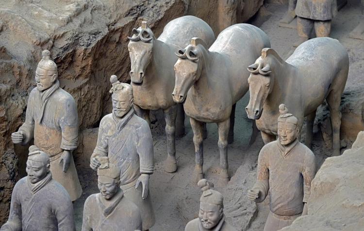 De ca. 15.000 lerfigurer af soldater og heste i fuld størrelse blev opdaget i 1974. De er en del af kejser Qin Shi Huangdis grav og har været udstillet siden 1979.  