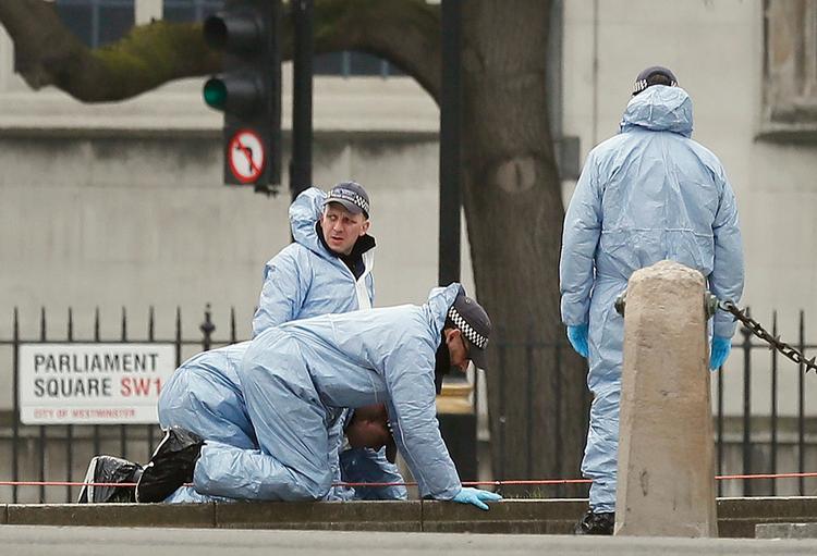 Efterforskere leder efter spor udenfor det britiske parlament.  