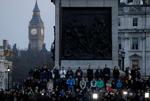 Tusinder og atter tusinder var torsdag aften mødt op på Trafalgar Square i London.  