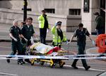 Ambulancefolk behandler ofrene for onsdagens terrorangreb i London. 