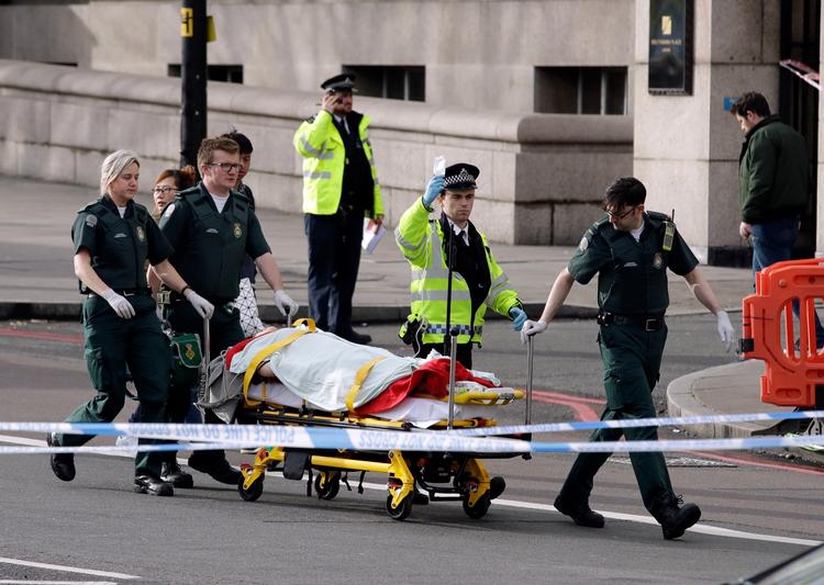 Ambulancefolk behandler ofrene for onsdagens terrorangreb i London. 