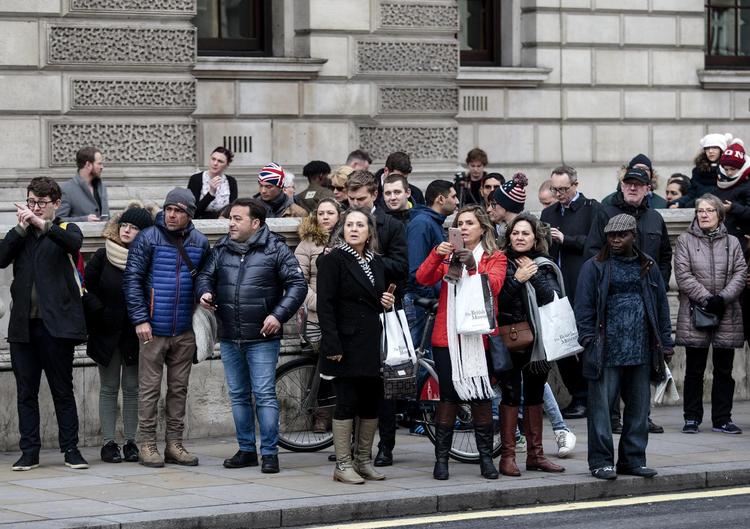 Folk kigger onsdag mod Westminster Bridge, hvor to blev dræbt og mange såret af en mand i en firehjulstrækker. 
