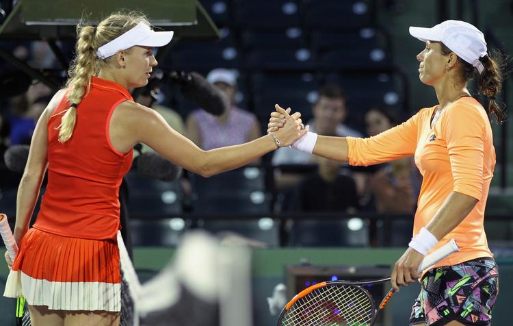 Caroline Wozniacki siger tak for kampen til Varvara Lepchenko. 