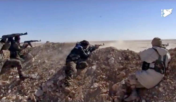 Syriske Demokratiske Styrker er med støtte fra amerikanske soldater forrest mod IS i Raqqa. 