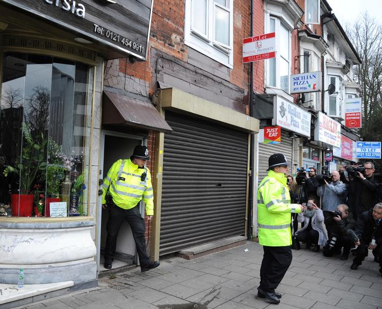 Betjente uden for en Birmingham-ejendom, der ransages efter terrorangrebet i den britiske hovedstad. 