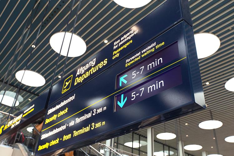 Fra nu og hen over sommeren bygges der om i sikkerhedskontrollen i Københavns lufthavn. Tavlerne viser de øjeblikkelige ventetider.  