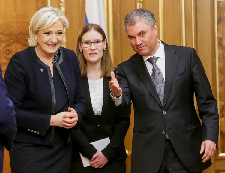 Marine le Pen sammen med formanden for det russiske parlament, Vjatjeslav Volodin i Moskva i dag.  