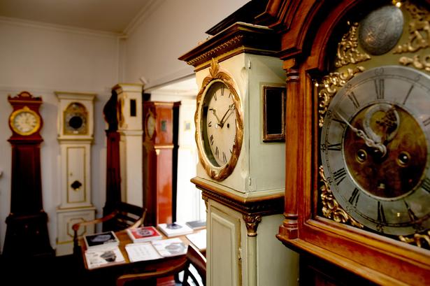 På mandag skal Ravnkilde ure, sætte viserne på 22 store ure, der hver time slår timeslag.
100 arbåndsure skal stilles. 