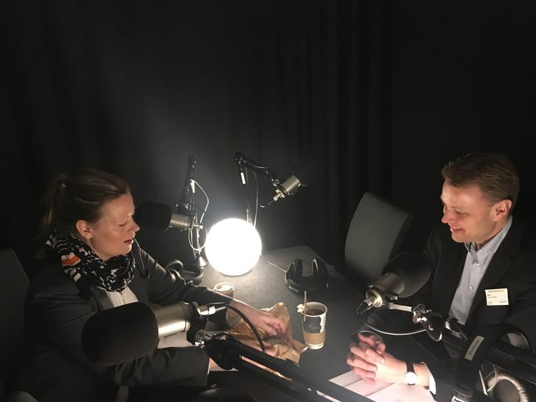 Valgforsker Rune Stubager får valgbasse af Amalie Kestler for at tale om undersøgelsen af valget i 2015. Den er i dag er udkommet som bogen "Oprør fra udkanten".  