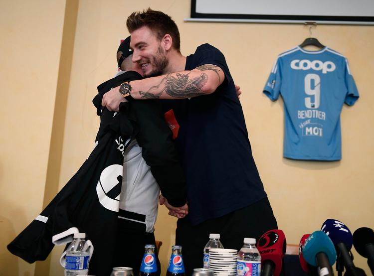 Nicklas Bendtner takker Rosenborg-sportsdirektør  Stig Inge Bjørnebye for trøjen. 