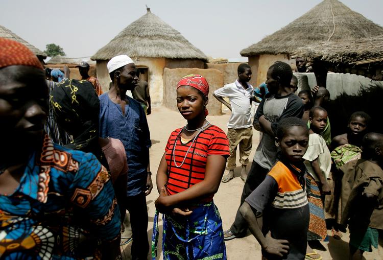 Ghana. Samini. Høvding Napoga. Musik og dans. Ghaneserne er udmærket klar over, hvor det brugte tøj, de ofte går i, kommer fra. 