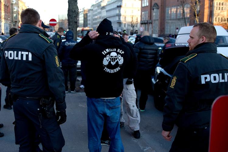 Politiet under kontrol af bandemedlemmers biler på Jarmers Plads i København. 