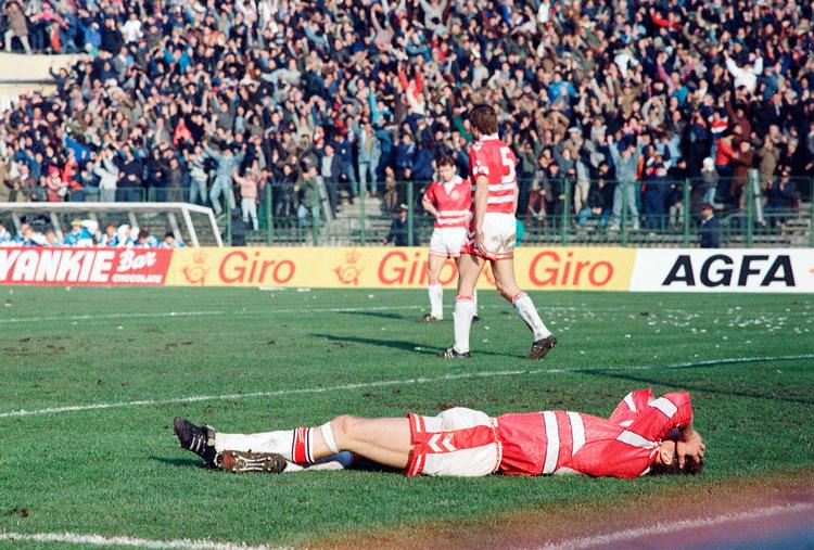 Efter den rumænske scoring til 2-1 fornemmede Jan Bartram, at VM-slutrunden i 1990 var meget langt væk for det danske landshold, der med blamdt andre Ivan Nielsen (nummer 5) og John Sivebæk (i baggrunden) på holdet endte med at tabe 3-1 i Bukarest. 