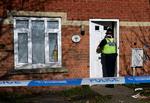 Flere razziaer og anholdelser er blevet gennemført i Birmingham, hvor en politimand her er på arbejde i sagen, siden terrorangrebet i London i onsdags. (Joe Giddens/PA via AP) 