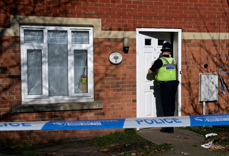 Flere razziaer og anholdelser er blevet gennemført i Birmingham, hvor en politimand her er på arbejde i sagen, siden terrorangrebet i London i onsdags. (Joe Giddens/PA via AP) 