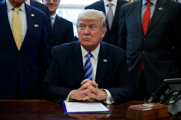 Donald Trump mødte pressen i Det Ovale Værelse efter den aflyste afstemning. 