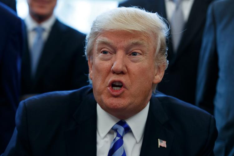 Donald Trump måtte fredag erkende, at der ikke var flertal i hans republikanske parti til at erstatte 'Obamacare' med en ny sudhedsreform. (AP Photo/Evan Vucci) 