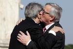 Italiens ministerrpræsident, Paolo Gentiloni (tv.) får en velkomstkrammer EU-kommissionens formand, Jean-Claude Juncker. 
