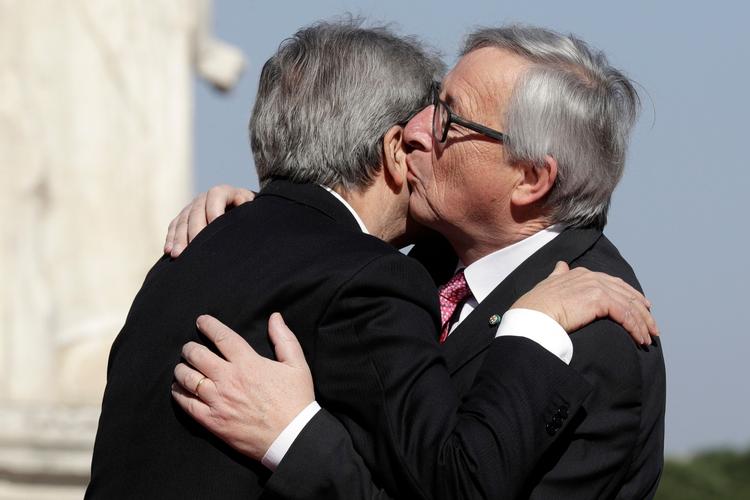 Italiens ministerrpræsident, Paolo Gentiloni (tv.) får en velkomstkrammer EU-kommissionens formand, Jean-Claude Juncker. 