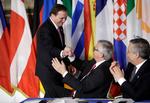 Sveriges statsminister, Stefan Löfven hilser på kommissionsformand Jean-Claude Juncker. De var lige som dagens øvrige gæster i glimrende humør. 