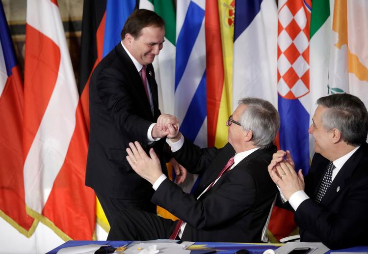 Sveriges statsminister, Stefan Löfven hilser på kommissionsformand Jean-Claude Juncker. De var lige som dagens øvrige gæster i glimrende humør. 