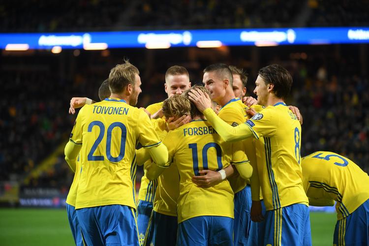 Sveriges første to mål mod Hviderusland blev scoret af Emil Forsberg på straffespark og takket være et målmandsdrop. 