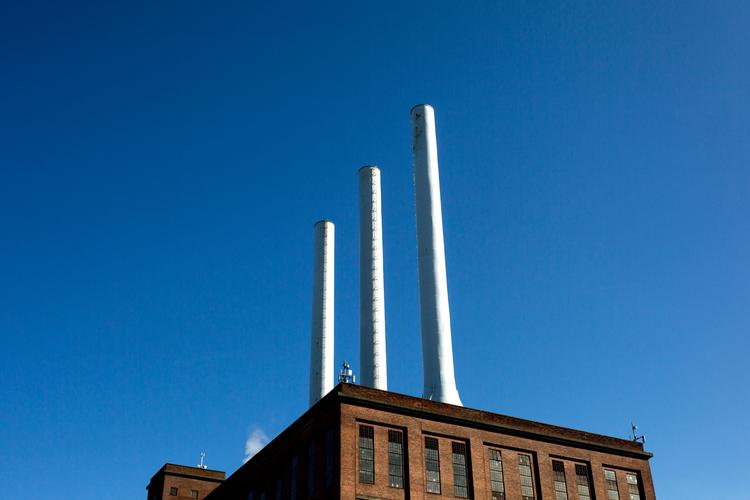 Svanemølleværket i København var tidligere et kulfyret varmeværk. Siden blev det ombygget til naturgas. 