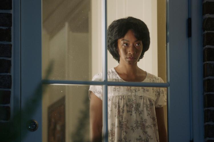 I filmen 'Get Out' besøger Chris sin kæreste Roses forældre for første gang. Hun har ikke fortalt dem, at han er sort, og synes, han bekymrer sig for meget om, hvordan de vil reagere. De har jo stemt på Obama! Som weekenden går det dog op for Chris, at der er noget helt galt med det sted, Rose kommer fra.  