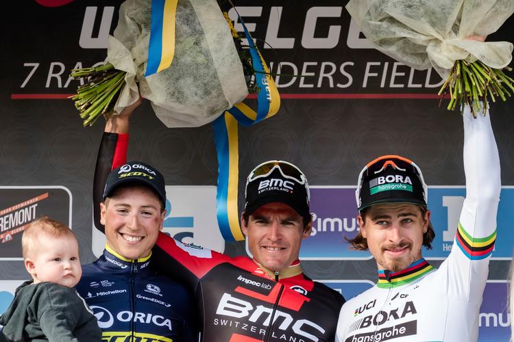 Podiet i Gent-Wevelgem med den belgiske OL-guldvinder Greg Van Avermaet flankeret af landsmanden Jens Keukeleire med søn og verdensmesteren Peter Sagan. 