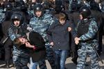 Politiet anholdt i hundredevis af demonstranter. Her nogle anholdte i Moskva. 