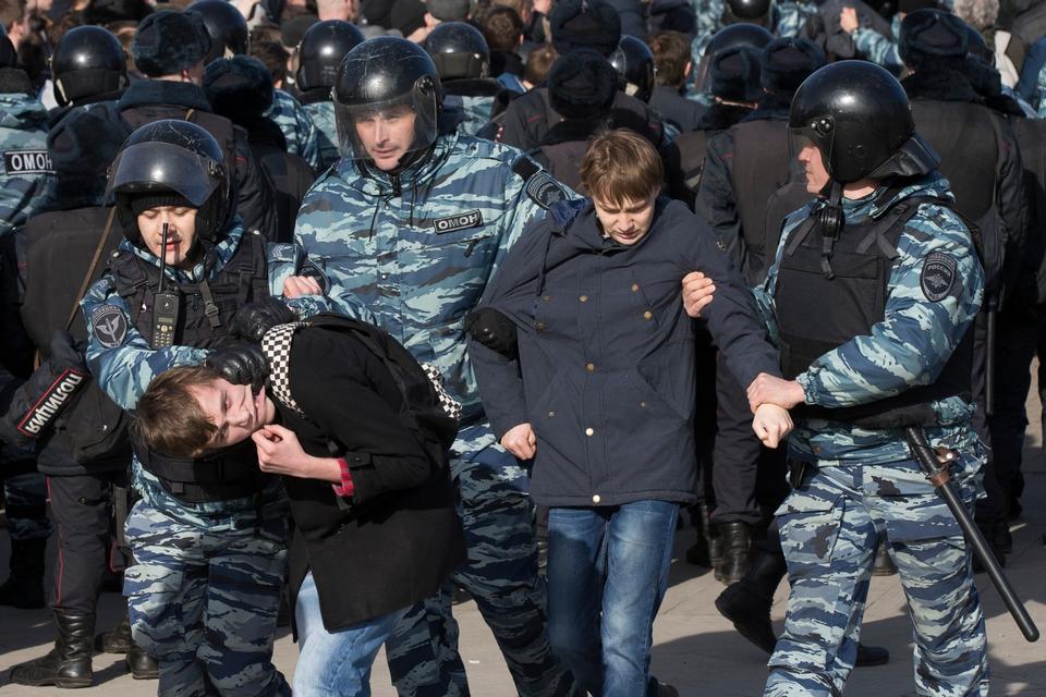 Politiet anholdt i hundredevis af demonstranter. Her nogle anholdte i Moskva. 