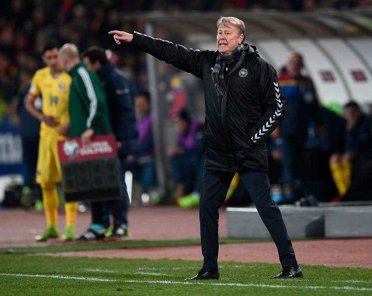 Landstræner Åge Hareide råbte højt til sidst, da Danmark jagtede et sejrsmål i udekampen mod Rumænien. Nu skal Hareide og VM-holdet vinde på lørdag i Kasakhstan 