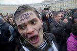 Her nogle af de flere tusinder demonstranter på gaden i St. Petersborg. 