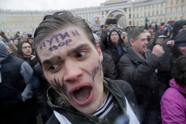 Her nogle af de flere tusinder demonstranter på gaden i St. Petersborg. 